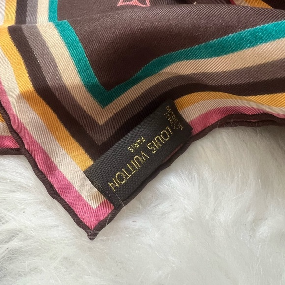 Louis Vuitton SILK NECKERCHIEF🖤🤎💛 - Picture 3 of 7